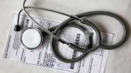 NFZ żąda od lekarzy pieniędzy za „protest pieczątkowy” w 2012 r. Chodzi o miliony złotych