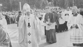 Papież Jan Paweł II i kardynał Stefan Wyszyński w drodze na plac Zwycięstwa w Warszawie, 2 czerwca 1979. Fot. Wikipedia