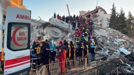 Turcja, Syria: Liczba ofiar śmiertelnych trzęsienia ziemi przekroczyła 16 tys., fot.Basir Gulum/Anadolu Agency via Getty Images