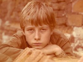 Trzynastoletni Olaf Lubaszenko w tytułowej roli w serialu "Życie Kamila Kuranta" z 1982 roku (fot.TVP)