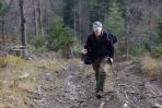 W poszukiwaniu śladów bytności dzikich zwierząt prowadzący potrafią przejść wiele kilometrów... (Fot. Michał Figura)
