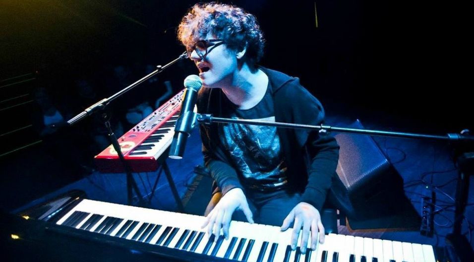 – Mój muzyczny świat jest bardzo barwny. Jest wypadkową różnych styli muzycznych, ale przede wszystkim kierują nim emocje – mówi Michał Sobierajski (fot. Dominik Malik)