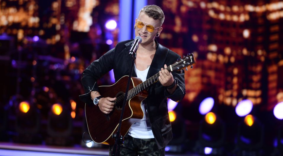 Jakub Krystyan wystąpił na scenie z gitarą. W akustycznym klimacie wykonał utwór „Ty mnie znasz” (Fot. J. Bogacz/TVP)