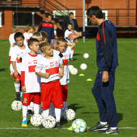 Trener Dariusz Gęsior z zawodnikami (fot. extratime.tvp.pl)