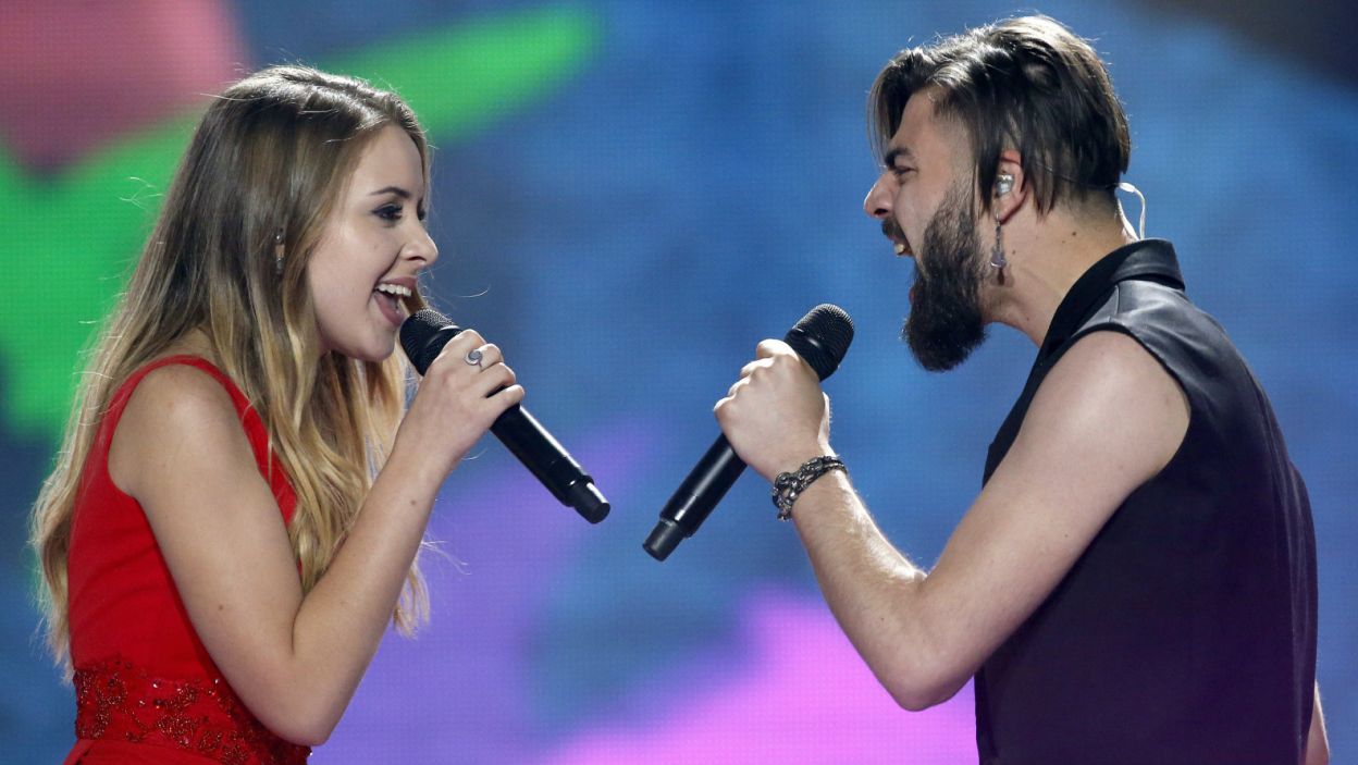 Jodłowanie podczas Eurowizji wydawało się ryzykowne, jednak rumuński duet Ilinca ft. Alex Florea zaskakująco wspiął się aż na 7. miejsce (PAP/EPA/TATYANA ZENKOVICH)