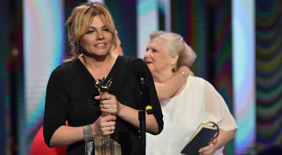 Ania Dąbrowska otrzymała statuetkę w kategorii artystka (fot. Ireneusz Sobieszczuk/TVP)