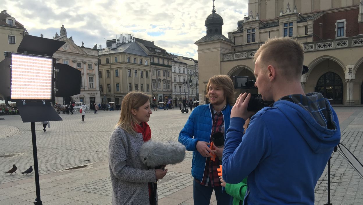 Prowadzący gotowi do kolejnego nagrania (fot. TVP)