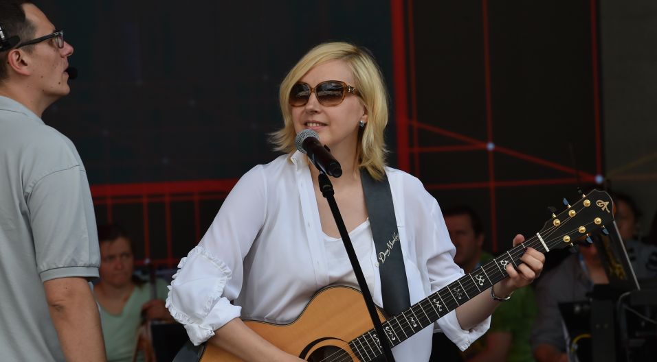 Edyta Bartosiewicz ma w Opolu wierne grono fanów (fot. I. Sobieszczuk/TVP)