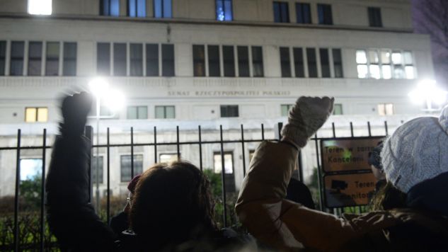 Przeciwnicy zmian w sądownictwie protestują przed Senatem (fot. PAP/Jacek Turczyk)