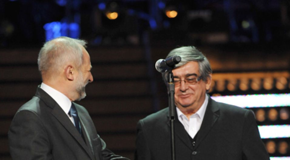 Nagrodę wręczał prezes TVP Juliusz Braun (fot. Ireneusz Sobieszczuk)