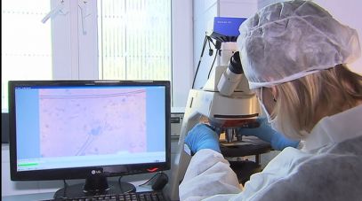 Zakład Biologii CLKP w trakcie badań nad próbkami DNA (fot. TVP)