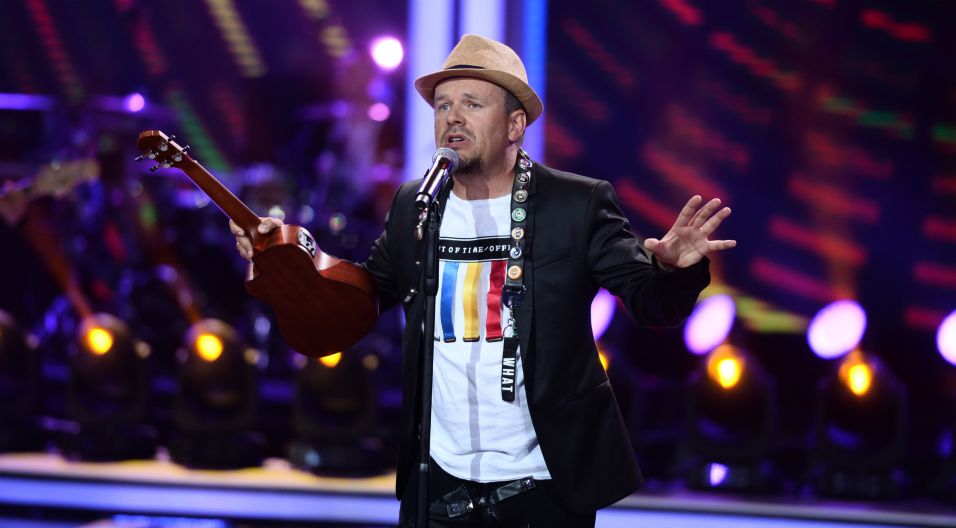 Utwór „Piasek”, który wykonał K.A.S.A ma szansę stać się wakacyjnym hitem, czy widzowie w Opolu go docenią? (Fot. J. Bogacz/TVP)