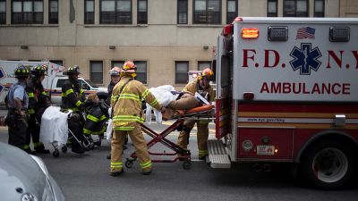 Pociąg wypadł z szyn na Brooklynie. Co najmniej setka rannych - TVP Info