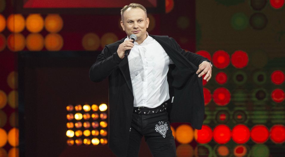 Mówi o sobie góral niskopienny, Artur Orzech wylosował Marcinowi Szlachcie kawałek „Pędzą konie” (fot. TVP)