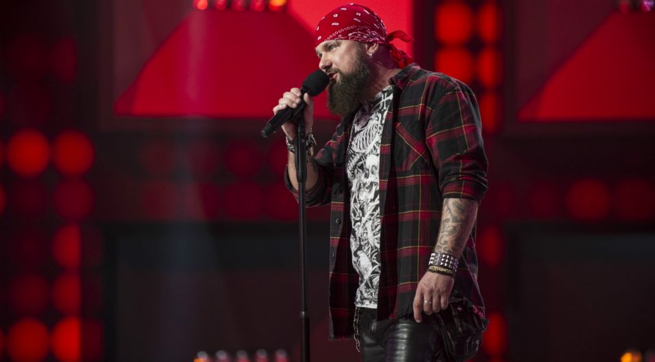 Pierwszy uczestnik Michał Cichecki to kierowca ciężarówki. Wykonał utwór „Bo lato rozpala” (fot. TVP)