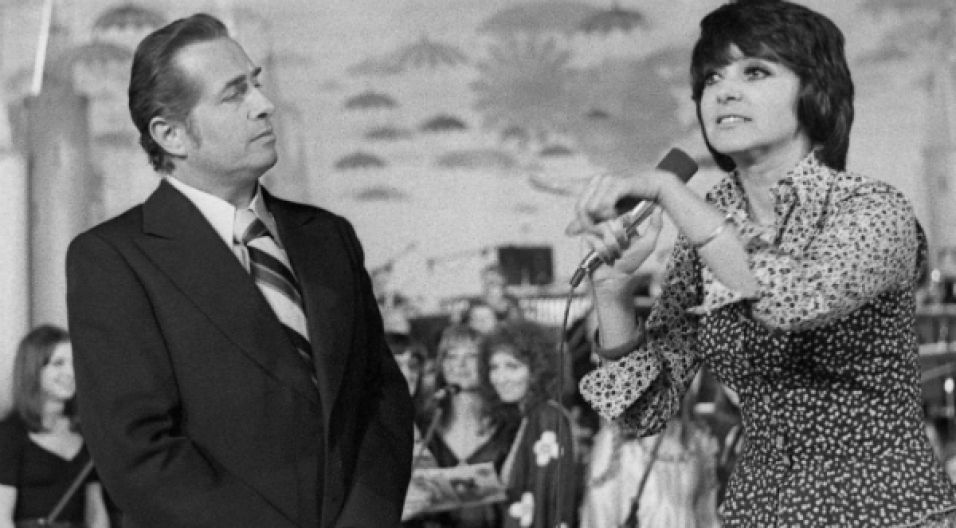 Opole '74: Lucjan Kydryński prowadził festiwal i… zapowiadał występ żony, Haliny Kunickiej (fot. TVP)