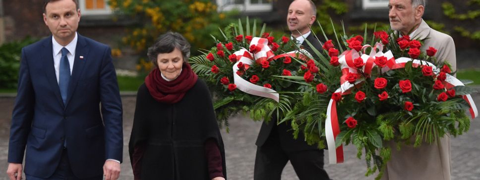 Andrzej Duda (L) z rodzicami Janem T. Dudą (P) i Janiną Milewską-Duda (2L) złożyli kwiaty na grobie Lecha i Marii Kaczyńskich na Wawelu (fot.PAP/PAP/Jacek Bednarczyk)