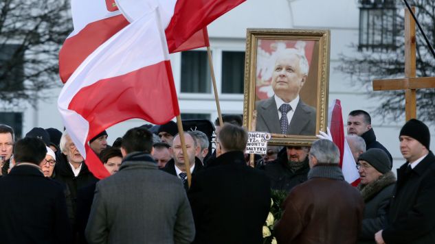 Jarosław Kaczyński i przedstawiciele rządu przed Pałacem Prezydenckim  (fot.PAP/Tomasz Gzell)