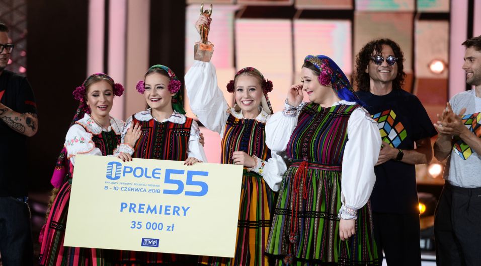 Niekwestionowanym zwycięzcą Opolskich Premier okazał się zespół Tulia! Do czterech wokalistek powędrowała zarówno nagroda jury jak i nagroda publiczności – Karolinka! (Fot. J. Bogacz/TVP)