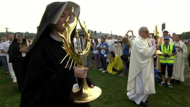 Na ołtarz wniesiono relikwie św. Jana Pawła II i św. Faustyny (fot. TVP Info)