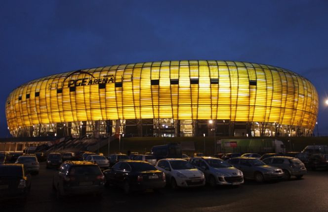 Efektownie podświetlona PGE Arena (fot. PAP)