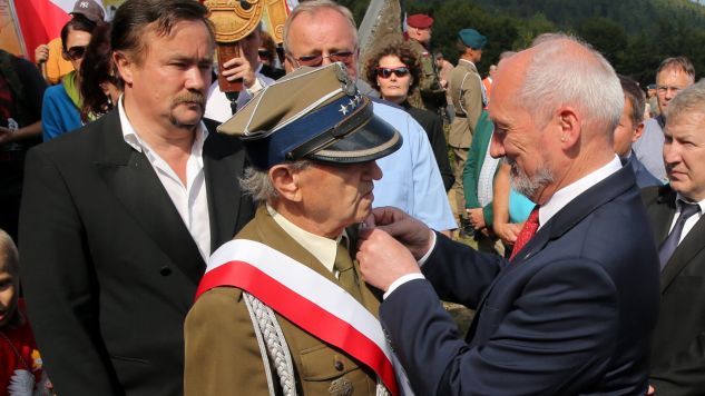 Na zakończenie uroczystości odbył się uroczysty apel przed obeliskiem (fot. PAP/Grzegorz Momot)