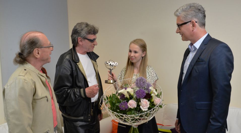 Laureatka otrzymała 1000 euro, a nagrodę odebrała przed kamerami w czasie 50. KFPP Opole (fot. Jan Bogacz/TVP)