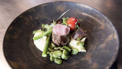 Górka cielęca, puree ziemniaczane w aromacie siana, bób, sos z czerwonego wina (Odcinek 23)