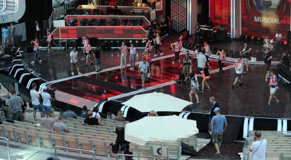 Tancerze powtarzają choreografię, którą w całej okazałości zobaczymy już niebawem! (fot. TVP)