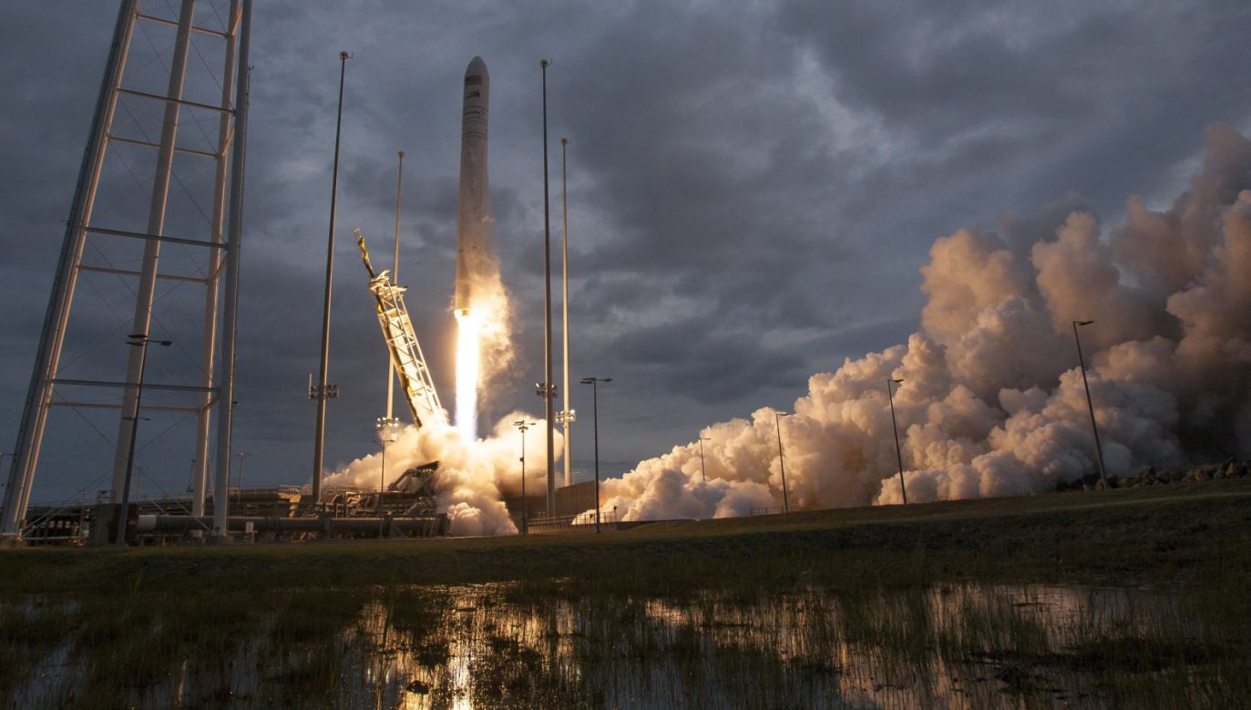 Start rakiety nośnej Antares ze statkiem Cygnus (fot. PAP/EPA/BILL INGALLS/NASA)