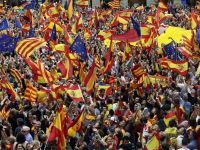 Masowe protesty zwolenników i przeciwników referendum niepodległościowego w Katalonii