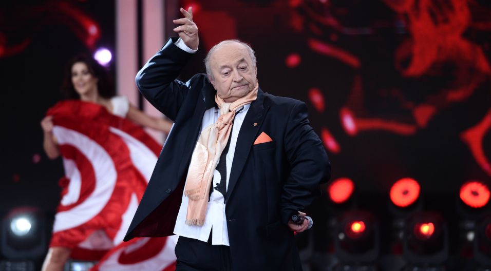 W poszukiwaniu „Tajemnicy mundialu” organizatorzy festiwalu zwrócili się do specjalisty! Pierwszą część koncertu zakończył Bohdan Łazuka (fot. J. Bogacz/TVP)