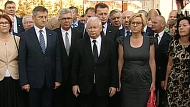 Jarosław Kaczyński i przedstawiciele rządu i parlamentu przed Pałacem Prezydenckim (fot. TVP Info)