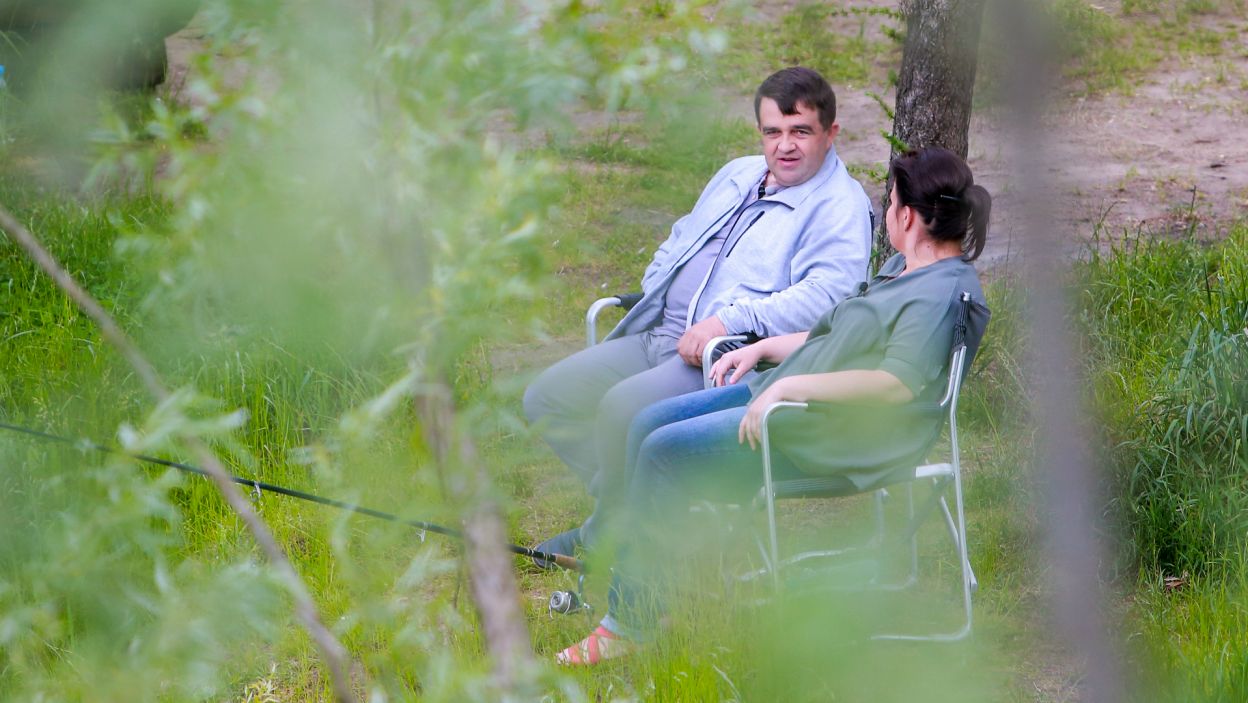 Żeby poznać drugiego człowieka, trzeba czasu i sprawdzenia w różnych sytuacjach, dlatego Zbyszek zabrał swe uczestniczki na ryby! (fot. TVP)