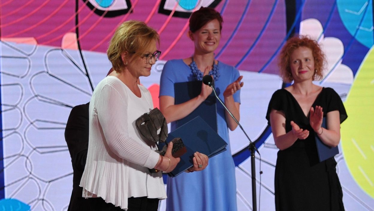 „Posprzątane” Sarah Ruhl w reżyserii Agnieszki Lipiec-Wróblewskiej jurorzy uznali za najlepszy spektakl minionego sezonu w Teatrze Telewizji. Nagrodę Grand Prix odebrała pani reżyser wraz z odtwórczyniami głównych ról (fot. N. Młudzik/TVP)