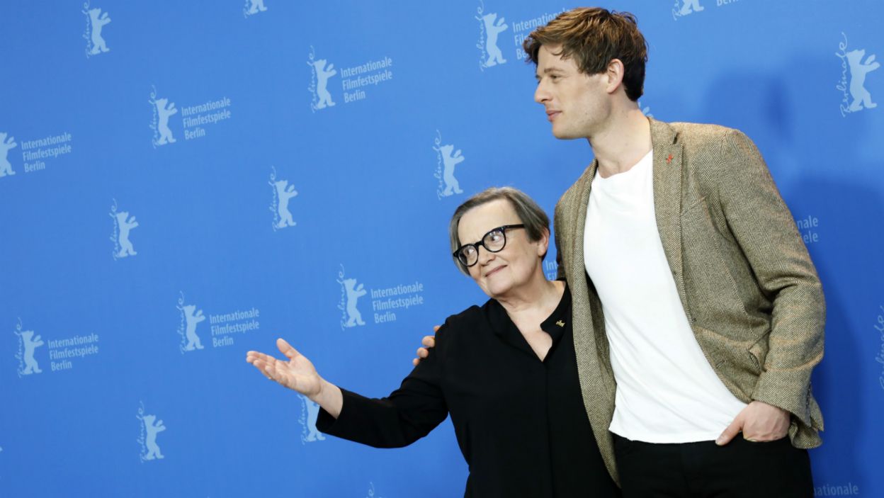 Agnieszka Holland i James Norton (fot. EPA/FELIPE TRUEBA)