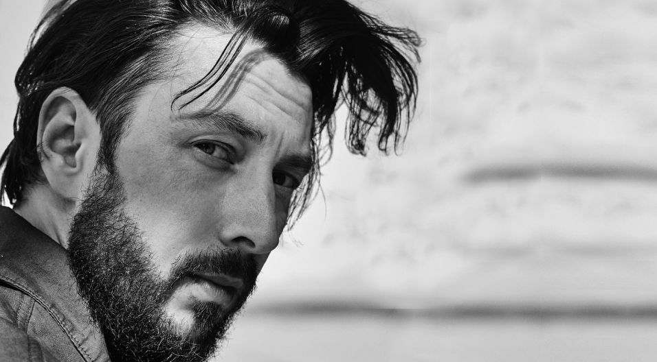 Leski mówi sam o sobie, że jest „niespiesznym debiutantem”, bowiem dopiero po trzydziestce pożegnał korporacyjny etat i poświęcił się muzyce (fot. Zuza Warner)