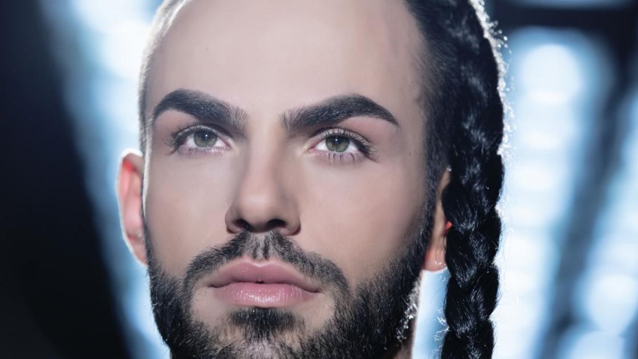 Slavko Calezic, Czarnogóra, jest związany z teatrem, brał udział w „X Factor”, nie je mięsa i kocha sztukę. Jego piosenka na Eurowizję to „Space” (fot. Eurovision.tv)