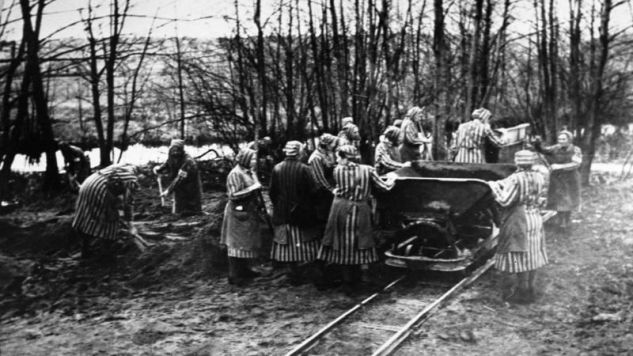 Więźniarki z niemieckiego obozu koncentracyjnego w Ravensbrueck przy pracy (fot. Wikimedia Commons/Bundesarchiv, Bild)