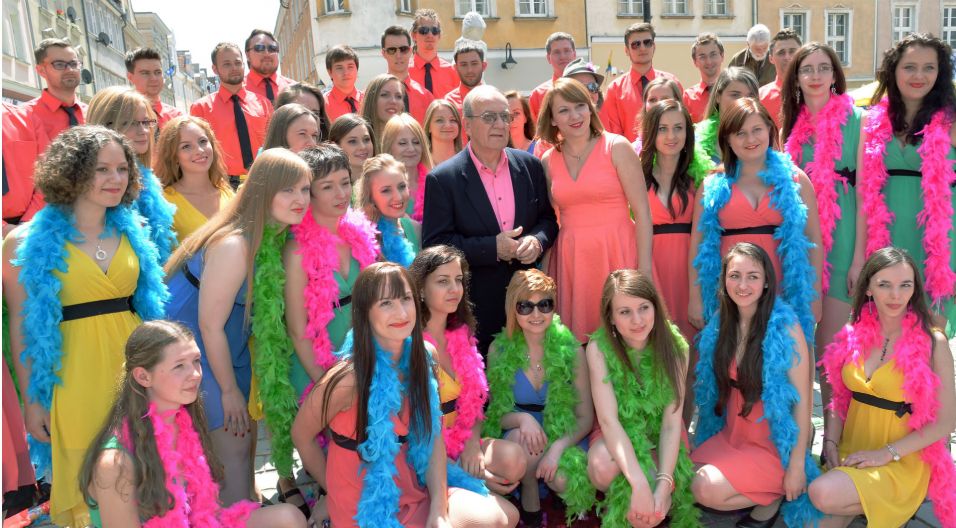 Artysta w otoczeniu chóru, który odśpiewał mix jego przebojów (fot. TVP)