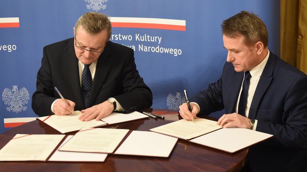 Piotr Gliński (z lewej) i Jerzy Bauer podpisują umowę (fot. PAP/Radek Pietruszka)