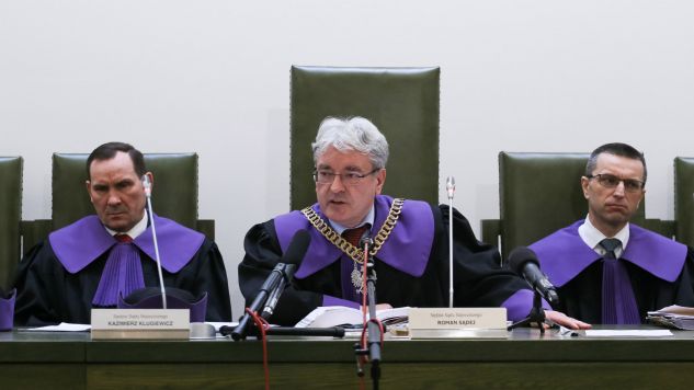 Sędziowie, od lewej: Kazimierz Klugiewicz, Roman Sądej, Piotr Mirek (fot. PAP/Paweł Supernak)