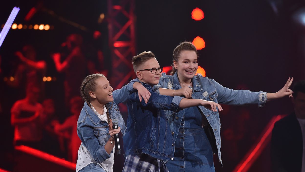 Ta trójka pokazała, jak należy się bawić i współpracować ze sobą na scenie. Edyta była dumna, chłopaki urzeczeni, a Dawidowi ktoś skradł serce... Czy właśnie ten uczestnik przeszedł dalej? (Fot. I. Sobieszczuk/TVP)