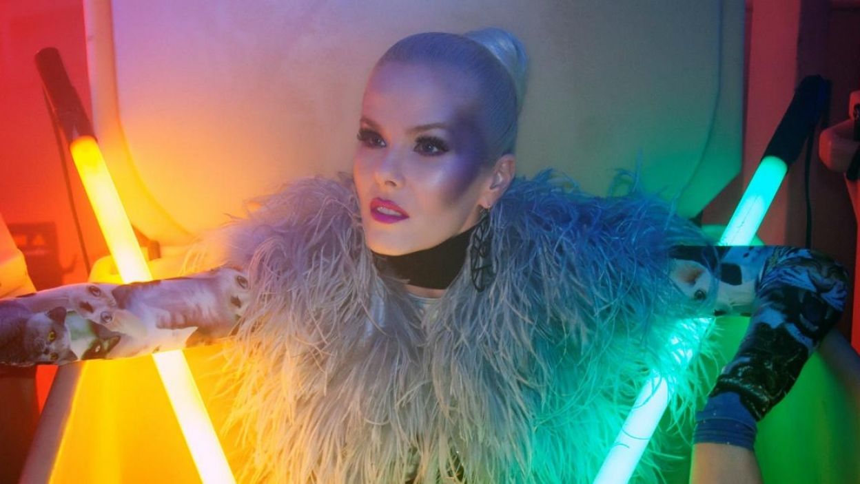 Svala, Islandia, śpiewa od siódmego roku życia, była jurorką „The Voice”, jest gwiazdą świata mody. Wykona utwór „Paper” (fot. Eurovision.tv)