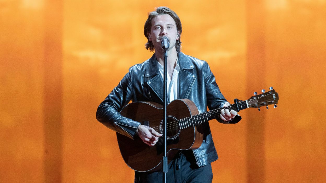 Przystojny wokalista z gitarą to sprawdzony sposób na podbicie ludzkich serc. Tym razem wykorzystał go Szwed Victor Crone, reprezentujący Estonię. Czy jego urok zadziała również w finale? (fot. Andres Putting/EBU)