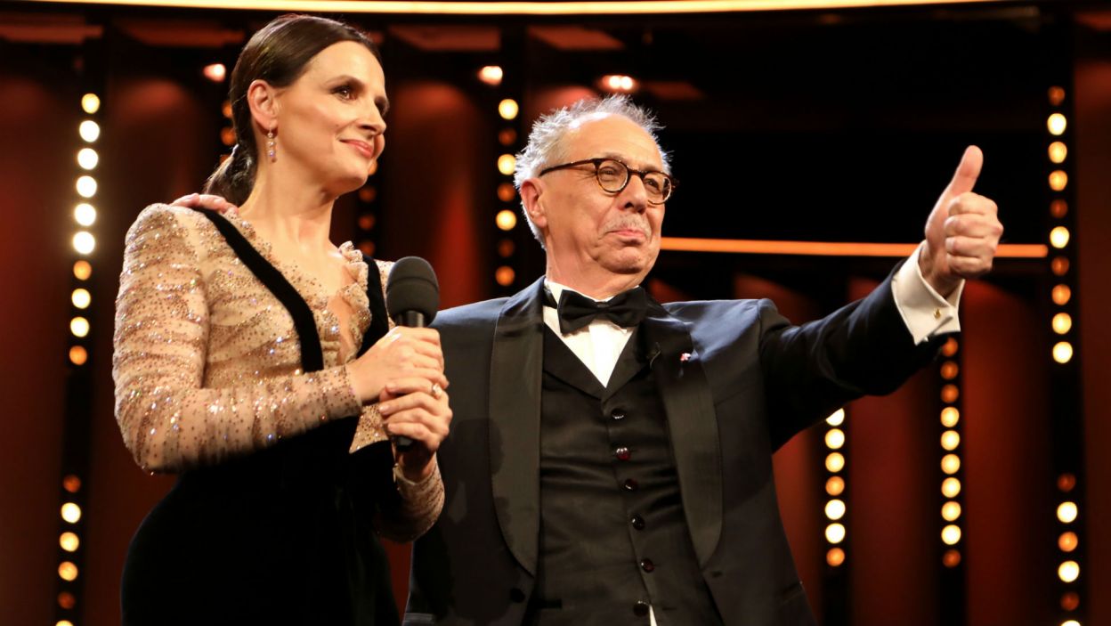 Przewodnicząca jury Juliette Binoche w towarzystwie dyrektora Berlinale Dietera Kosslicka (fot. PAP/EPA/FELIPE TRUEBA)