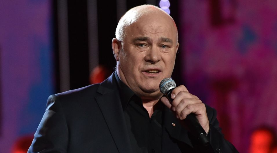 W 1989 roku Ryszard Rynkowski wygrał tą piosenką opolskie „Premiery” – po prawie 30 latach znów mogliśmy wysłuchać „Wypijmy za błędy”