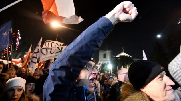 Demonstracje przed Sejmem rozpoczęły się w piątkowy wieczór (fot. PAP/Bartłomiej Zborowski)