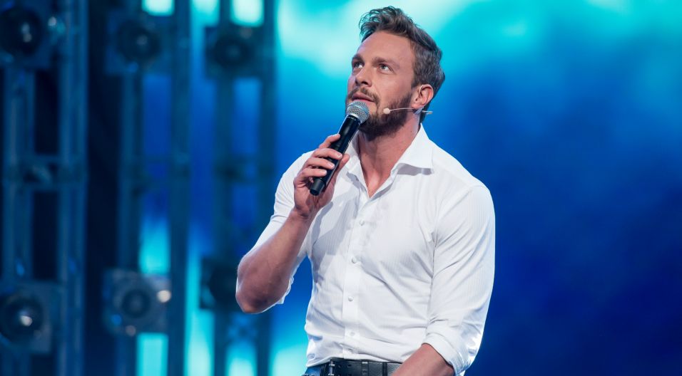 Wokalista Sławek Uniatowski zaprezentuje klimatyczny utwór „5 Rano” (fot.TVP)