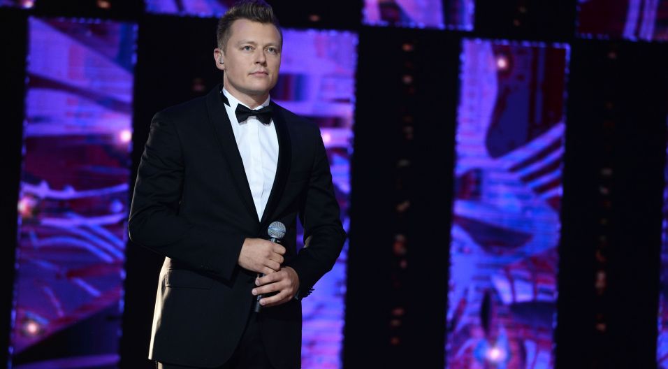 Rafał Brzozowski oddał hołd Wojciechowi Młynarskiemu i Zbigniewowi Wodeckiemu wykonując utwór „Lubię wracać, tam gdzie byłem” (fot. TVP)
